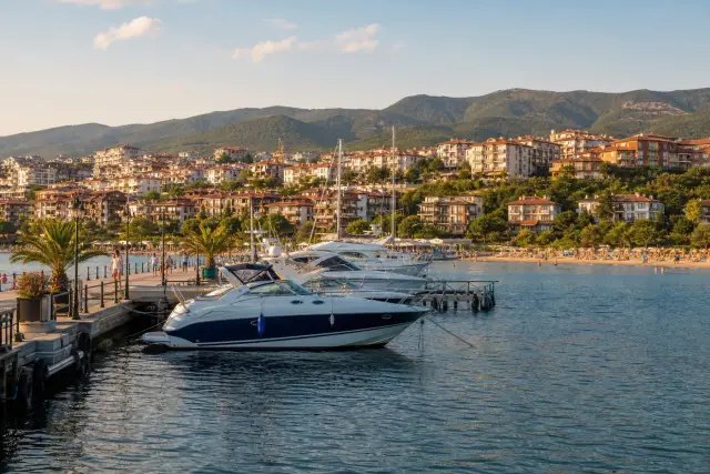 Marina, pláž a letovisko Svatý Vlas u Černého moře v Bulharsku