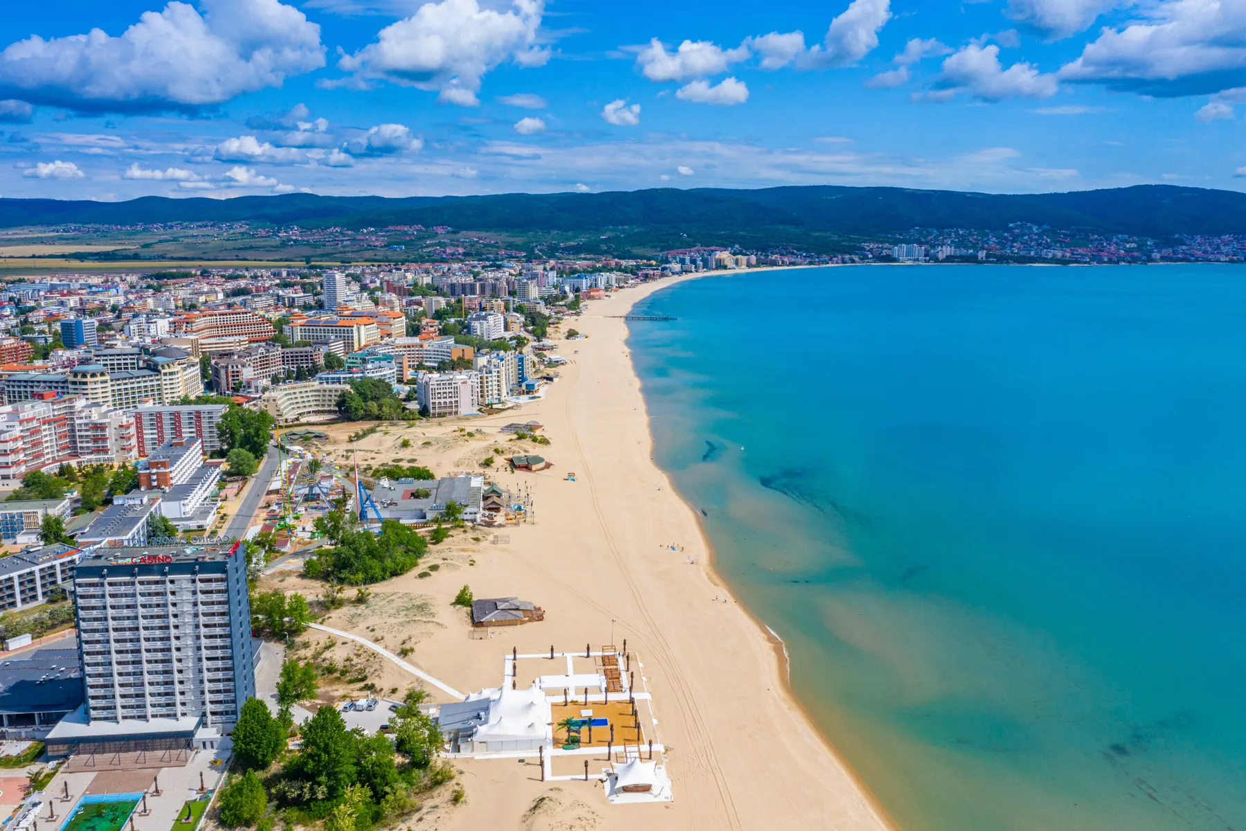 Slunečné pobřeží v Bulharsku s dlouhou písečnou pláží a hotely u Černého moře